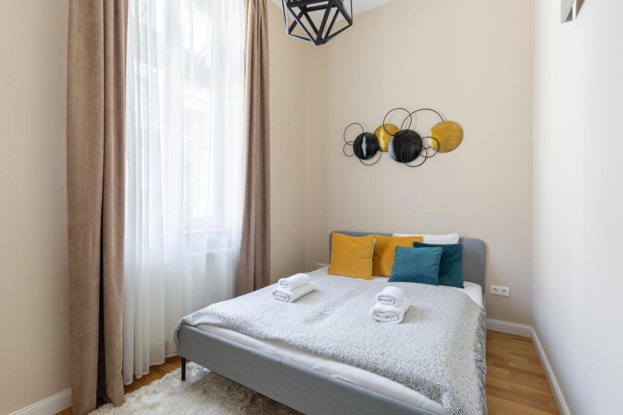 Lovely 2-Bedroom Apartment At The Vaci Street Будапешт Экстерьер фото
